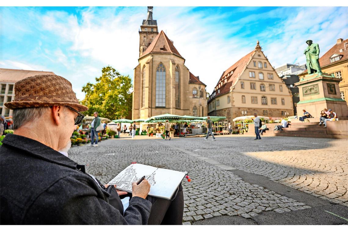 Hunderte Menschen skizzieren die Stadt David Chamness aus Seattle (USA) bei der Arbeit am Schillerplatz