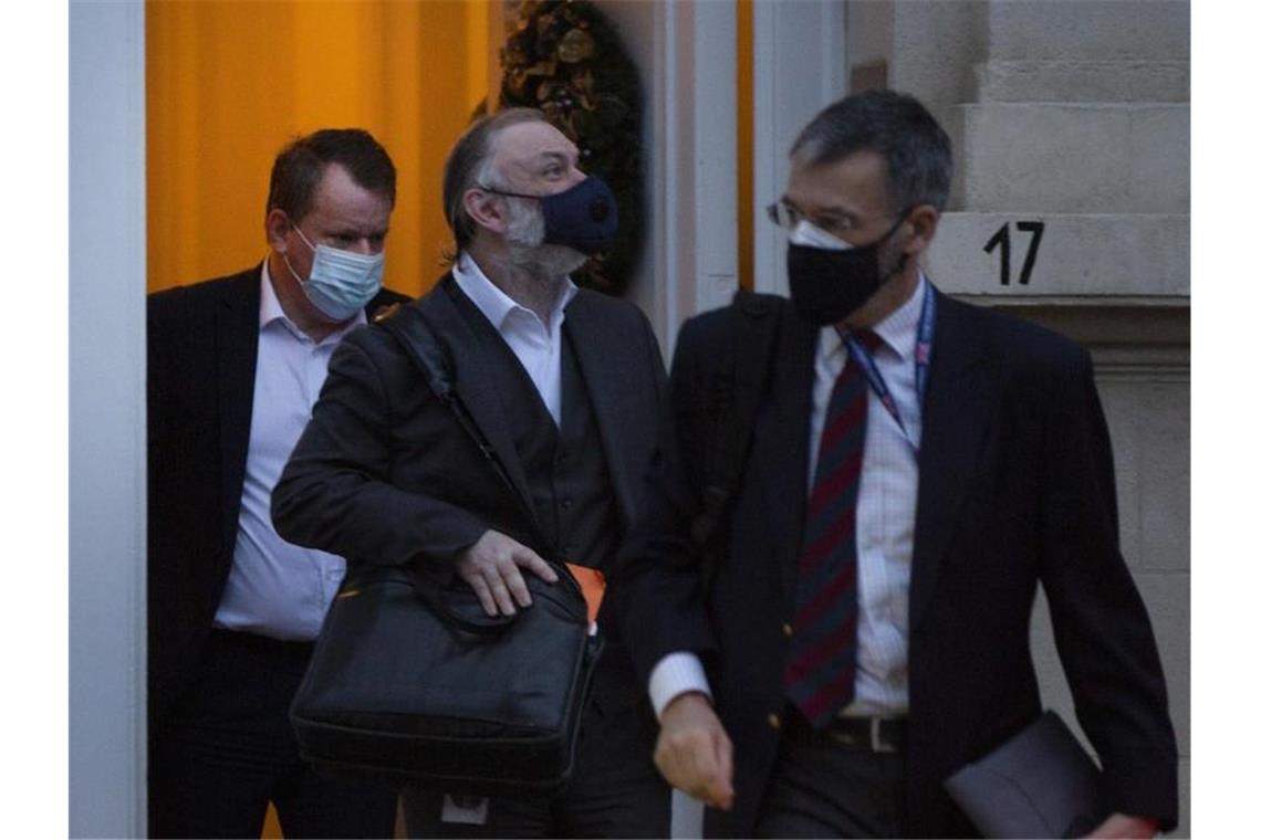 David Frost (l.), Großbritanniens Brexit-Chef-Unterhändler, und Tim Barrow (m.), Großbritanniens EU-Botschafter, verlassen die Residenz des britischen Botschafters in Brüssel. Foto: Virginia Mayo/AP/dpa