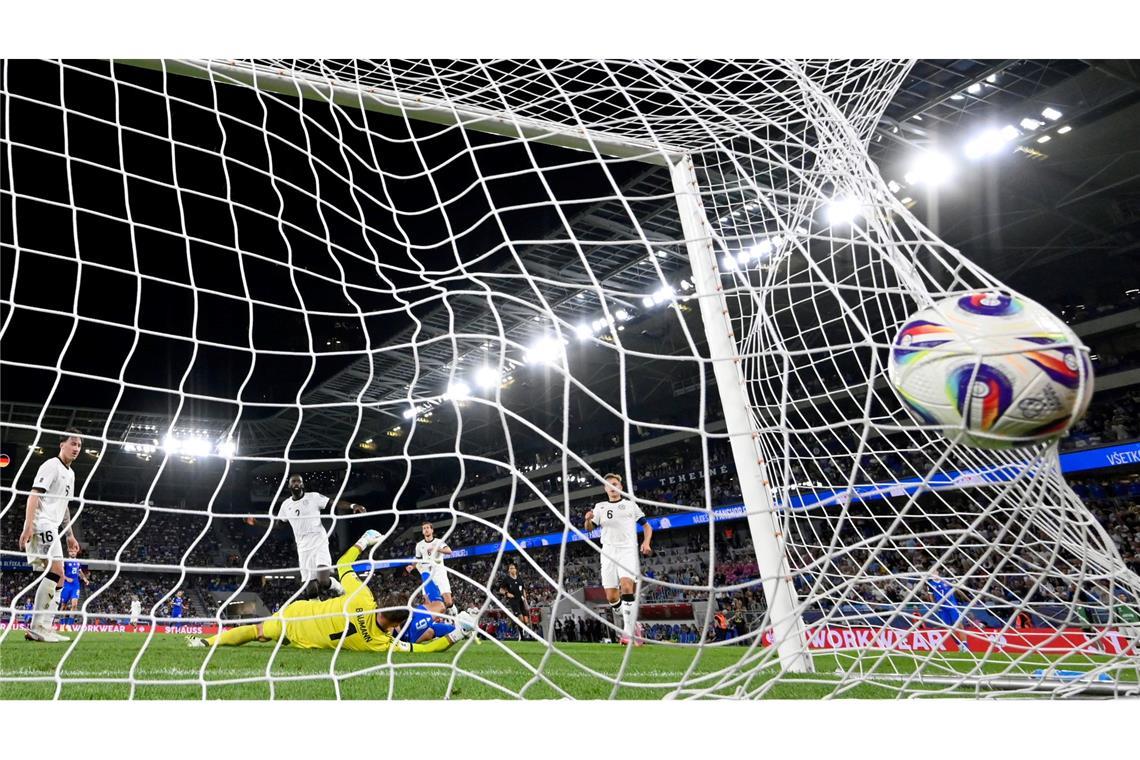 David Hancko aus der Slowakei schießt das Tor zum 1:0 gegen Torhüter Oliver Baumann.