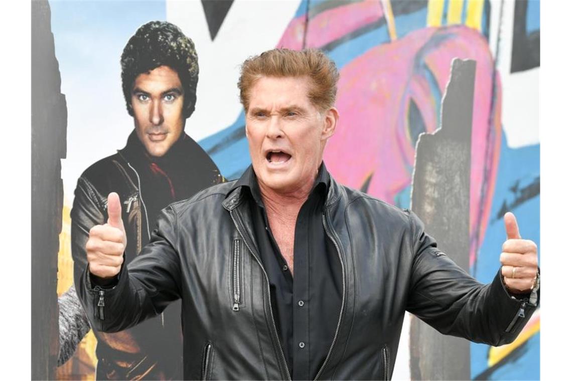 Bikinimuseum ersteigert eine Badehose von Hasselhoff David Hasselhoff hebt die Daumen. Foto: Jens Kalaene/zb/dpa/Archivbild