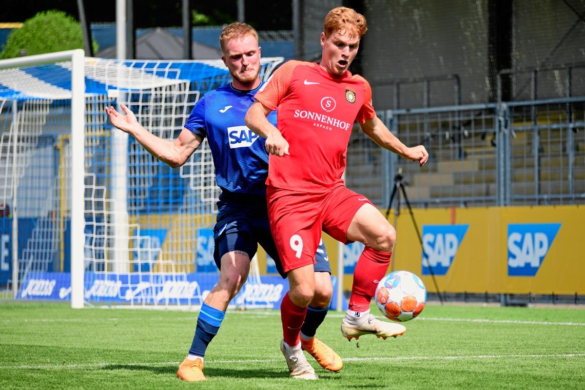 David Hummel hat selten Zeit, den Ball ungestört anzunehmen, weil die Gegner um seine Torgefährlichkeit wissen.Foto: M. Mummert