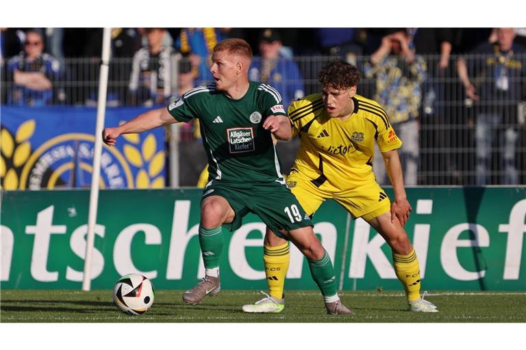 David Hummel (li.) zieht es an die Ostsee. 
Archivfoto:   Imago/Fußball-news Saarland