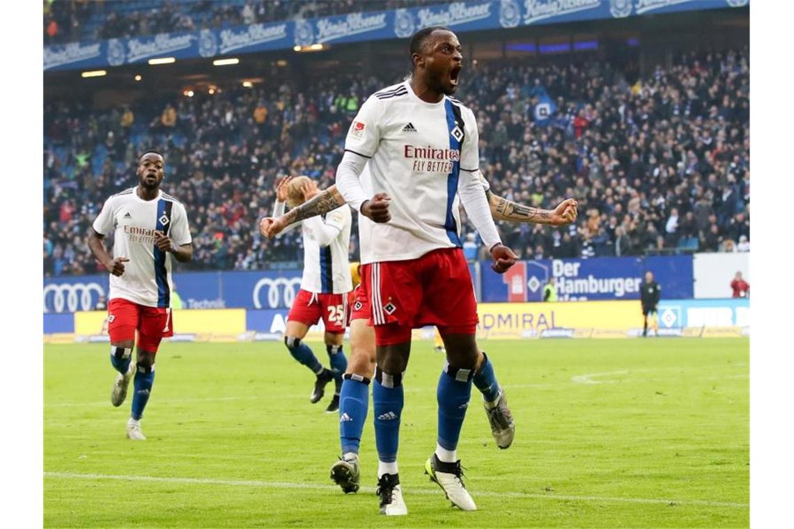 David Kinsombi sorgte mit seinem Tor für den Last-Minute-Sieg des HSV gegen Dresden. Foto: Christian Charisius/dpa