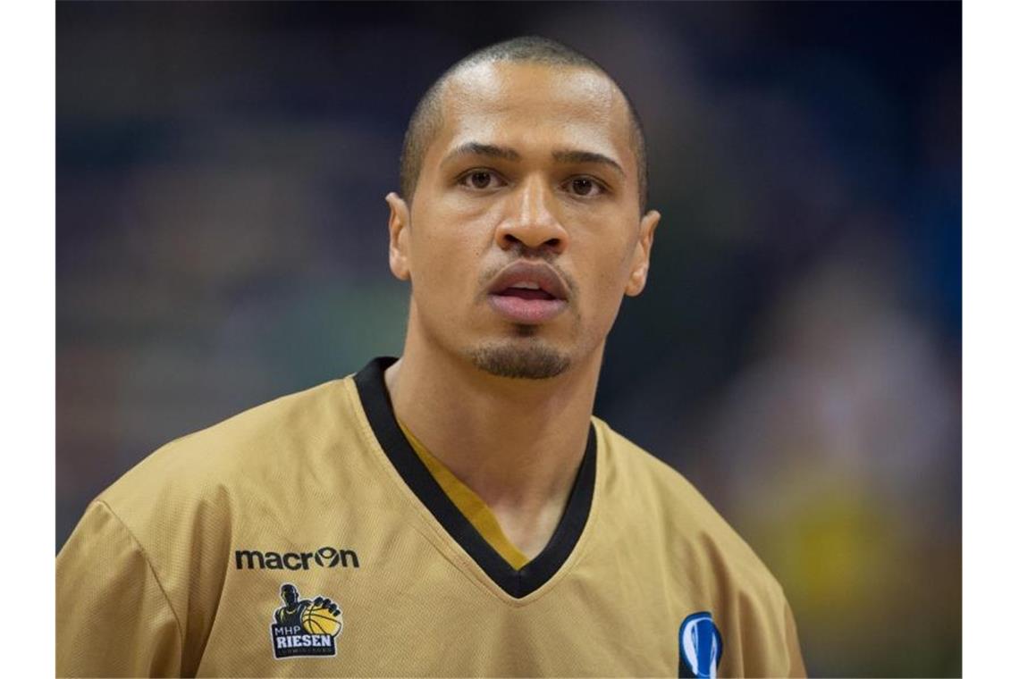 Karriereende: Ludwigsburgs McCray künftig Trainer David McCray beim Aufwärmtraining. Foto: Soeren Stache/Archivbild