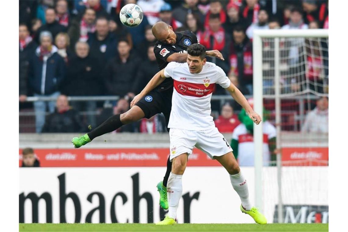 David Pisot (l.) vom Karlsruher SC in Aktion gegen Mario Gomez vom VfB Stuttgart. Foto: Tom Weller/dpa