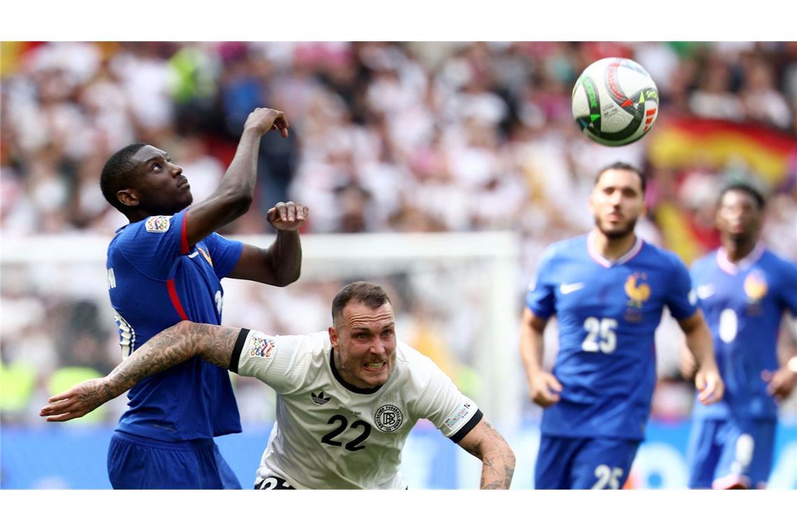 „Der Zauber ist irgendwie verflogen“ David Raum (M.) im Kampf um den Ball mit Randal Kolo Muani (l.).