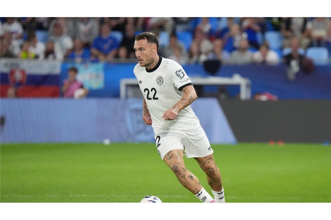 „Halte nichts davon“ – Amiri äußert sich zu Pfiffen gegen Woltemade David Raum (Note 4): Auf dem linken Flügel unterwegs. Zum Flanken kam David Raum aber nicht so oft. Und wenn fand der Leipziger seine Mitspieler nicht. Prüfte einmal den nordirischen Torhüter Bailey Peacock-Farrell (62.). Defensiv wurde er als Schwachpunkt ausgemacht. Fast alle hohen Bälle kamen auf seine Seite.