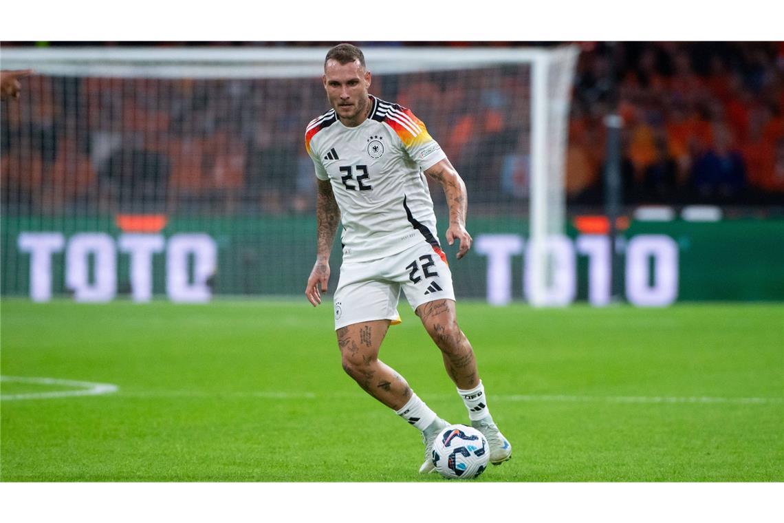 Superstar oder Ersatzmann? Das wurde aus den U-21-Europameistern von 2021 David Raum, RB Leipzig: Der gebürtige Nürnberger war bei der U-21-EM auf der Position des linken Verteidigers gesetzt. Im Sommer desselben Jahres wechselte Raum von der SpVgg Greuther Fürth zur TSG Hoffenheim. Bereits nach einem Jahr verließ er Sinsheim in Richtung RB Leipzig – für happige 26 Millionen Euro. Der 28-fache Nationalspieler überzeugt vor allem durch seine Offensivqualitäten. Zusammen mit dem VfB-Kicker Maximilian Mittelstädt teilt sich Raum die Linksverteidiger-Position im DFB-Team.