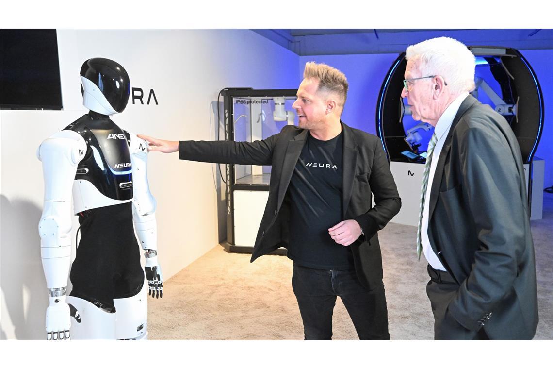 David Reger (links), Gründer und Geschäftsführer des Robotikherstellers Neura Robotics zusammen mit Ministerpräsident  Winfried Kretschmann.