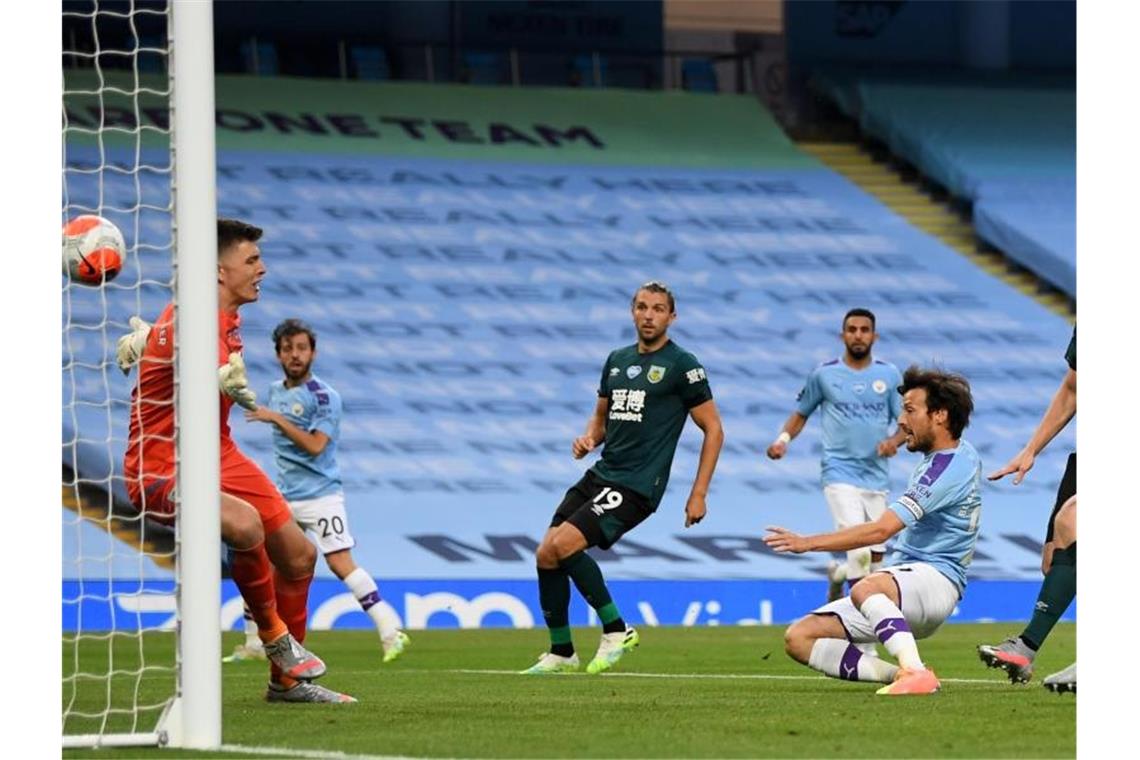David Silva (M/r) von Manchester City erzielt das Tor zum 4:0 gegen den FC Bunley. Foto: Michael Regan/Nmc Pool/PA Wire/dpa