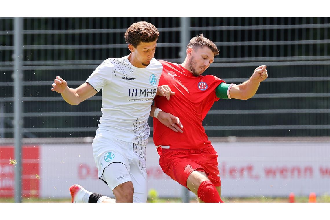 Kantersieg zum Testspielauftakt gegen VfR Mannheim David Stojak gegen VfR-Kapitän Robin Becker.