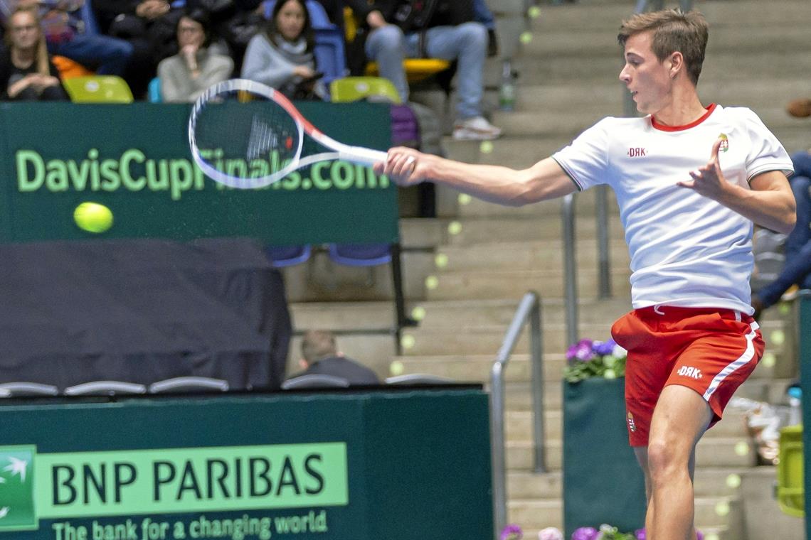 Drei Hochkaräter zählen zum Kader David Szintai hat im Februar 2019 für Ungarn in Frankfurt im Daviscup gegen Christian Kohlschreiber gespielt. Foto: Imago