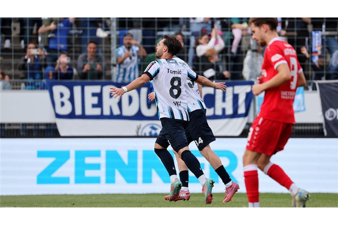 Mit zwei Mann mehr, aber ohne Glanz zum Pflichtsieg David Tomic bejubelt sein Tor zum 1:0 per Foulelfmeter.