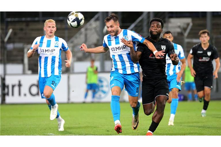 David Tomic gegen Dennis Owusu (re.): Vergangene Saison war für die Kickers schon im WFV-Pokal-Achtelfinale gegen Freiberg.  Endstation.
