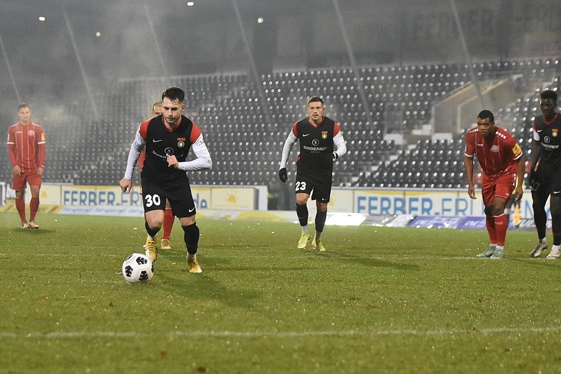 David Tomic hatte mit einem Elfmeter die große Chance, Aspach in Führung zu bringen. Er traf nur die Latte und lag neun Minuten später mit der SG Sonnenhof 0:3 zurück. Foto: T. Sellmaier