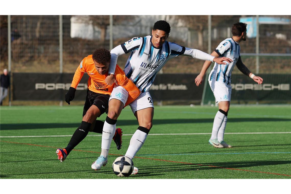 David Udogu im Zweikampf mit Pforzheims Torschützen Joao Victor Schick (li.).