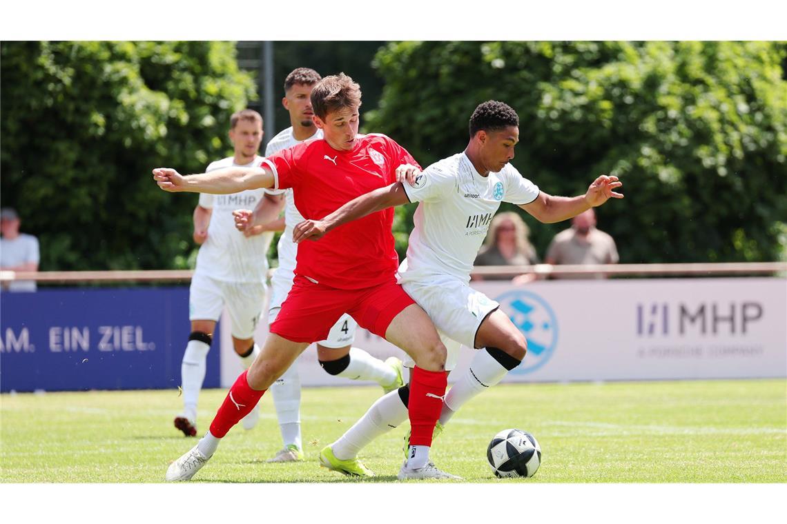 Kantersieg zum Testspielauftakt gegen VfR Mannheim David Ugogu (re.) war auffälligster Kickers-Spieler vor der Pause.