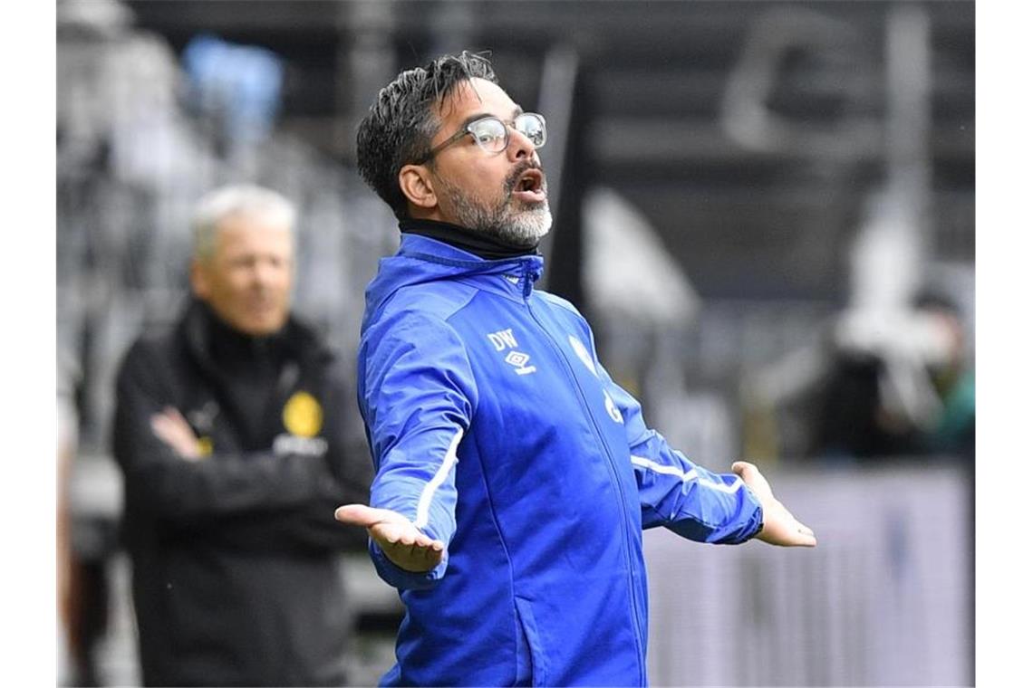 David Wagner fordert nach der Derby-Niederlage von den Schalker Spielern eine Reaktion. Foto: Martin Meissner/AP-Pool/dpa