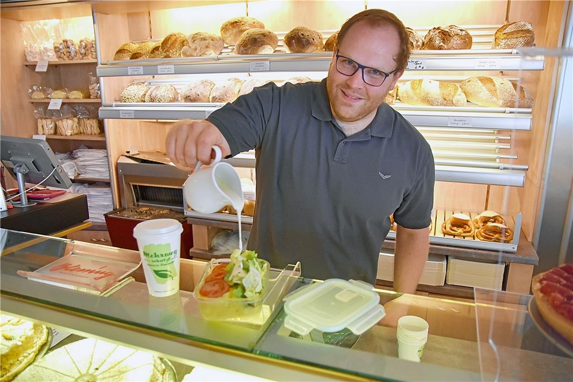 David Weller bietet seinen Salat zum Mitnehmen auch in Pfandglasschalen und den Kaffee in einem Mehrwegbecher an. Foto: Tobias Sellmaier