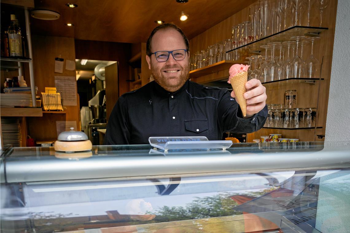Eissaison beginnt: Wie viel kostet die Kugel im Raum Backnang? David Weller reicht eine Kugel Eis in der Waffel über die Theke. Die kostet derzeit 1,50 Euro, so wie auch schon im vergangenen Jahr. Foto: Alexander Becher