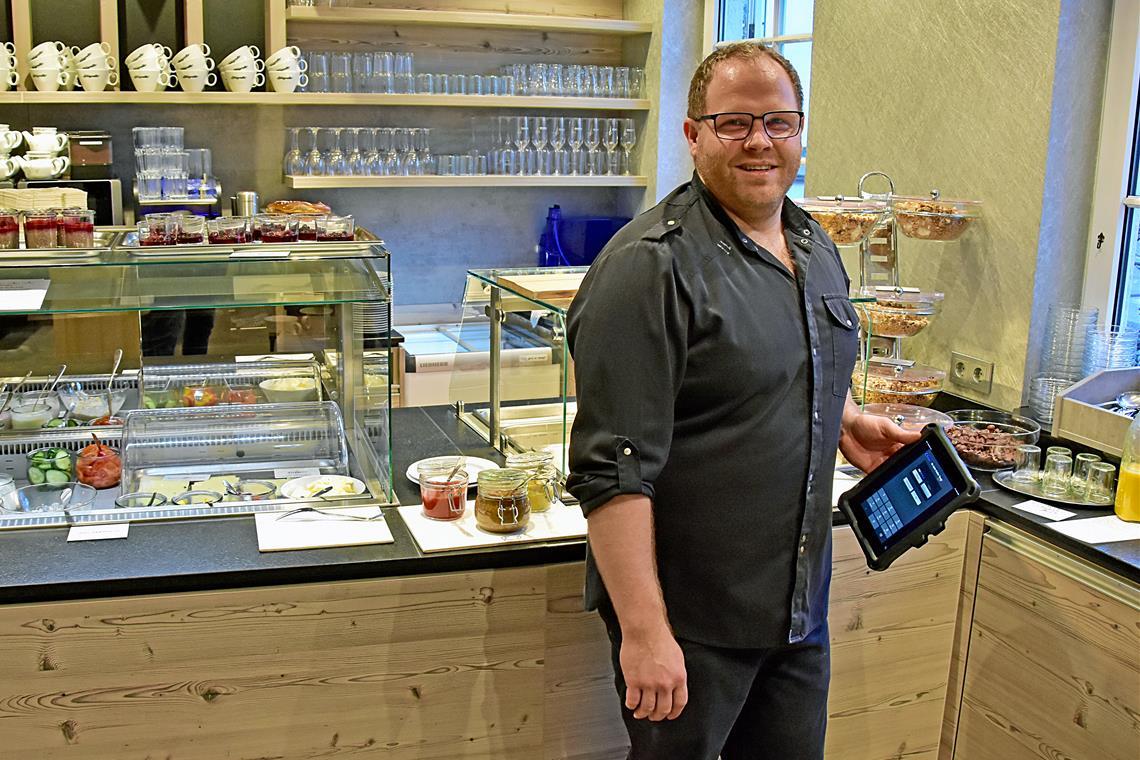David Weller vom gleichnamigen Café in Backnang sieht keine Möglichkeit für Preissenkungen. Foto: Tobias Sellmaier
