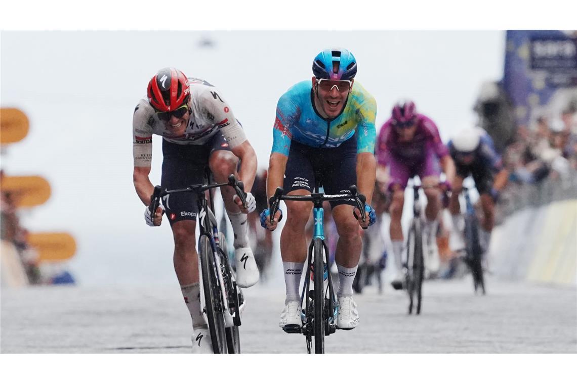 Davide Ballerini (r) aus Italien vom XDS Astana Team fährt vor Jasper Stuyven aus Belgien vom Team Soudal Quick-Step zum Etappensieg bei der Giro d’Italia.