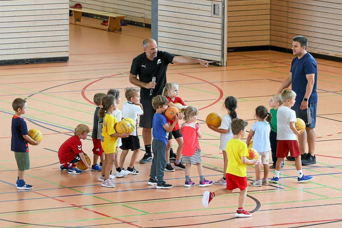 Für die Jüngsten hängen Körbe halb so hoch Davide Tortorelli (Mitte) zeigt dem Backnanger Nachwuchs, wie toll Bewegung mit dem Basketball von klein auf sein kann. Foto: Alexander Becher