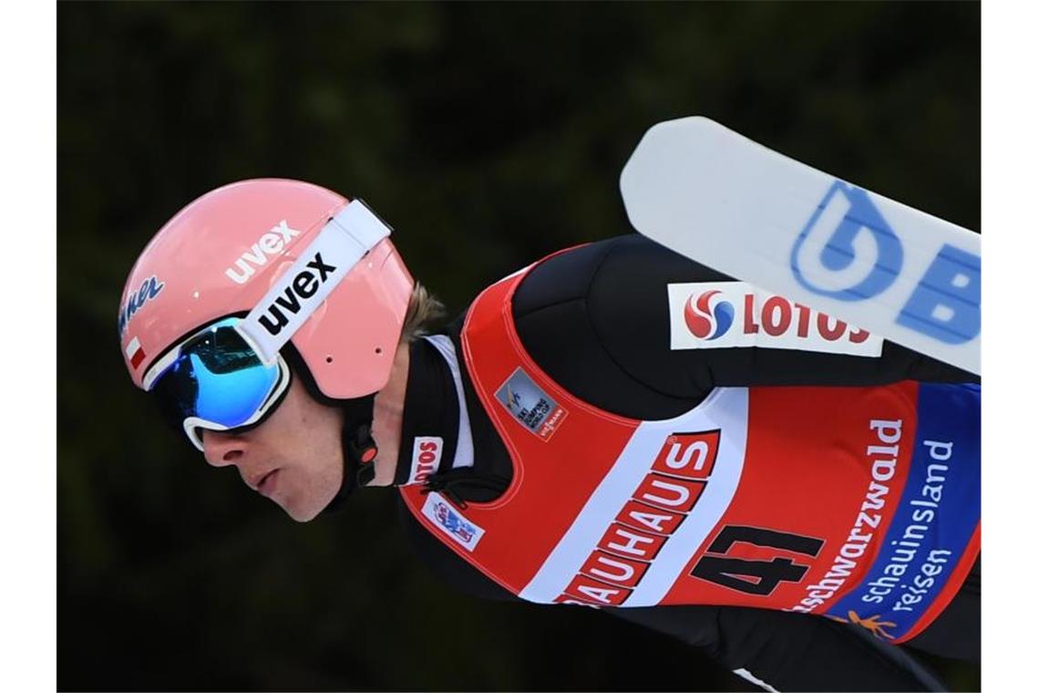 Skispringer Kubacki gewinnt in Titisee-Neustadt Dawid Kubacki aus Polen springt durch die Luft. Foto: Patrick Seeger/dpa/Archivbild