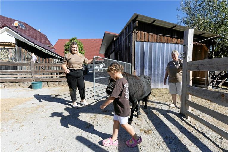 Dawina Kilic (links) und ihre Mutter Edith Schneider möchten Kindern wie ihrer Tochter und Enkelin Mira die Möglichkeit geben, Tiere zu erleben und die Natur zu entdecken. Dafür haben sie auf ihrem Hof eine Kindertagespflegestelle eingerichtet. Fotos: Alexander Becher 