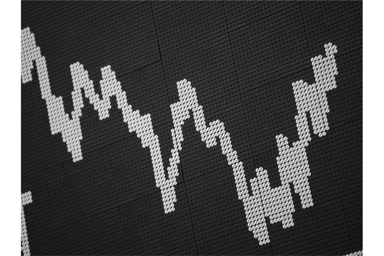 Dax-Kurve auf der Anzeigetafel der Frankfurter Börse. Foto: Arne Dedert