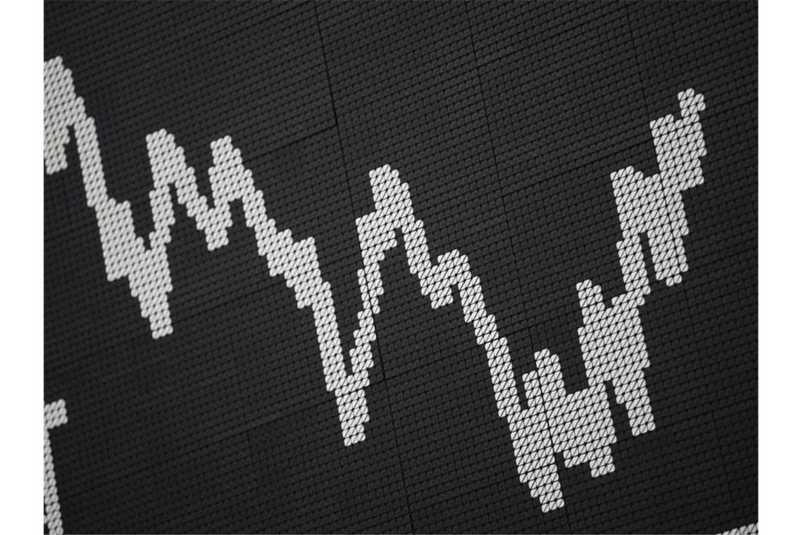 Dax schließt klar im Minus Dax-Kurve auf der Anzeigetafel der Frankfurter Börse. Foto: Arne Dedert
