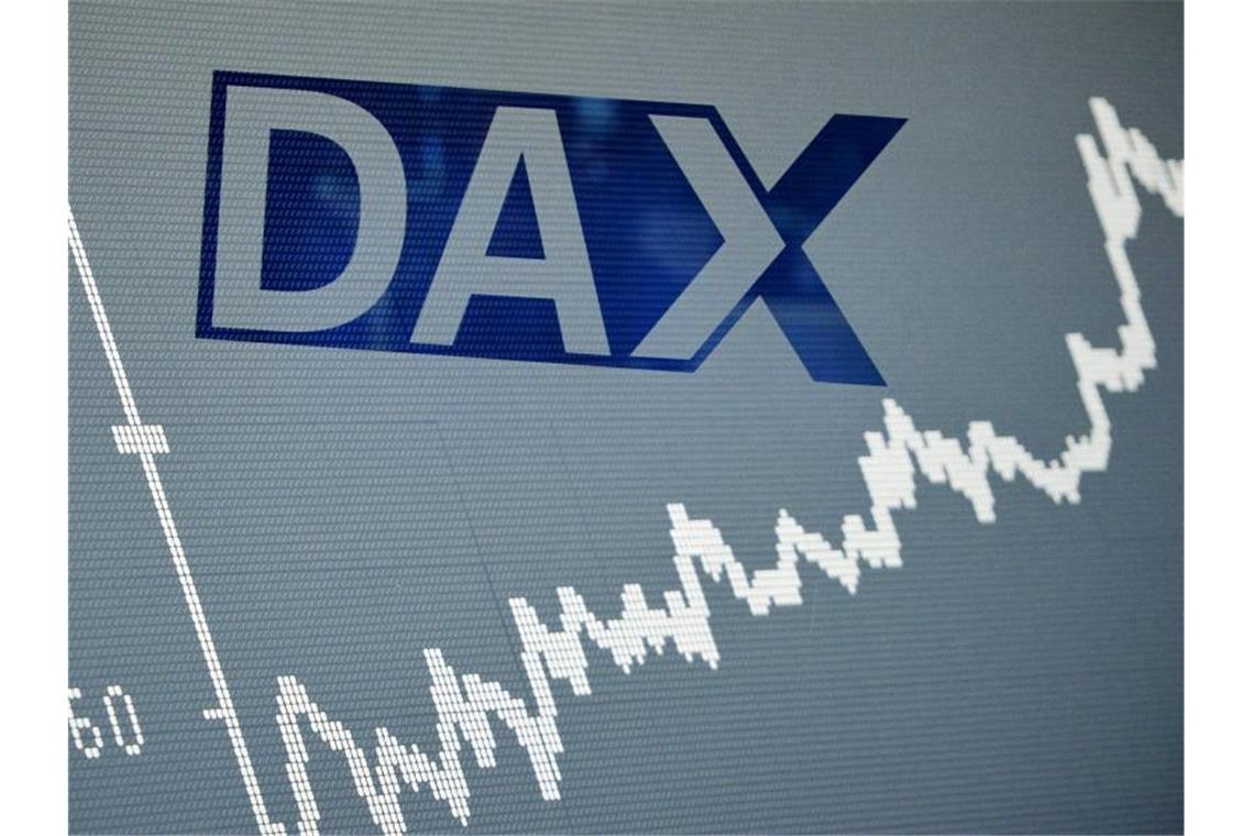 Dax geht mit Gewinn in Weihnachtspause Dax-Schriftzug und -Kurve auf einer Anzeigetafel in der Frankfurter Wertpapierbörse. Foto: Arne Dedert/dpa/dpa-tmn