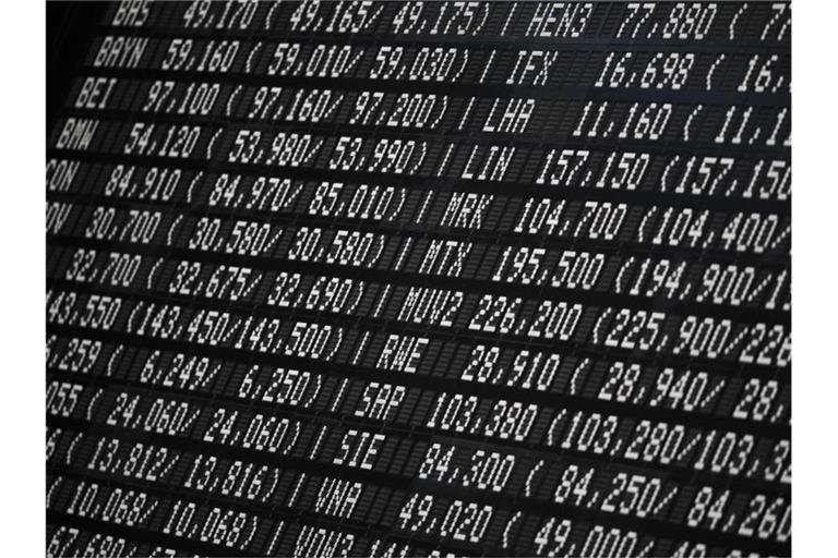 Dax-Werte werden im Handelssaal der Frankfurter Wertpapierbörse angezeigt. Foto: Arne Dedert/dpa/Archivbild