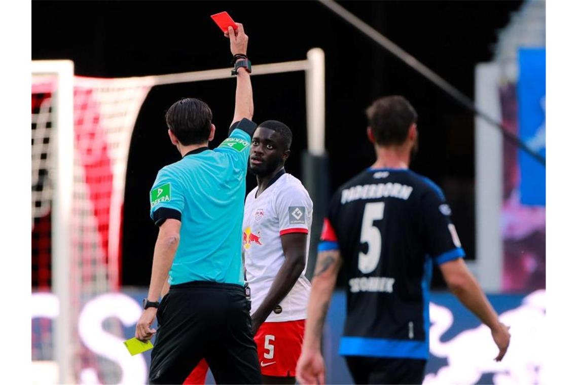 Dayot Upamecano von RB Leipzig bekommt von Schiedsrichter Deniz Aytekin rot gezeigt. Foto: Hannibal Hanschke/reuters/Pool/dpa