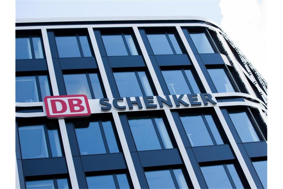 DB Schenker will im großen Stil in E-Lastwagen investieren DB Schenker will seine Flotte mit Elektro-Lastwagen aufstocken. Foto: picture alliance / dpa