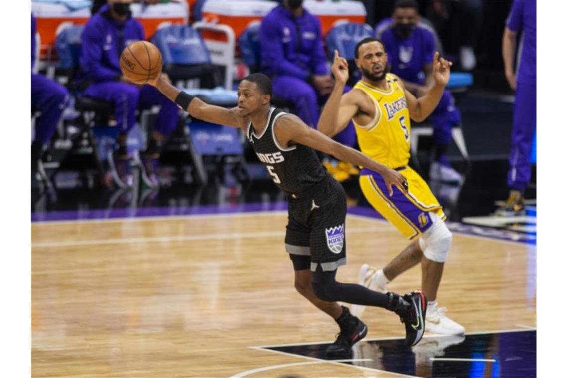 De'Aaron Fox (l) von den Sacramento Kings stiehlt den Ball von Talen Horton-Tucker von den Los Angeles Lakers. Foto: Hector Amezcua/AP/dpa