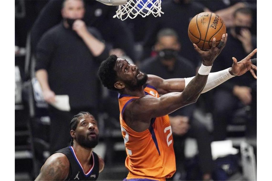 Deandre Ayton (r.) von den Phoenix Suns beim einfachen Korbleger. Foto: Mark J. Terrill/AP/dpa