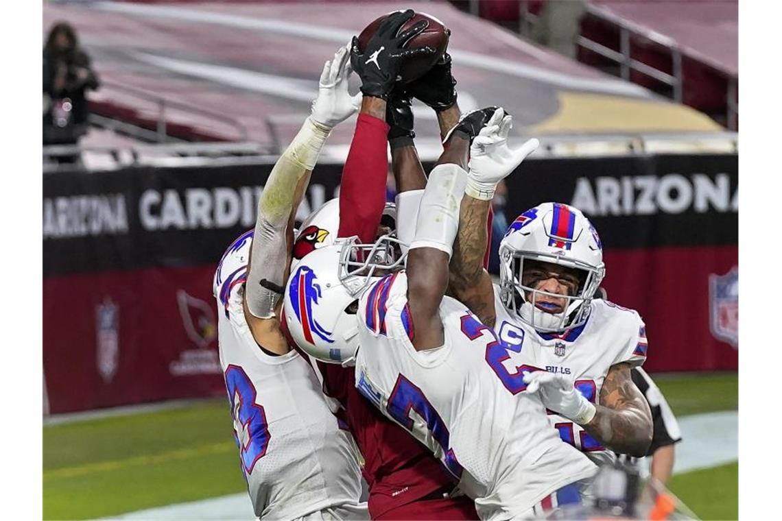 DeAndre Hopkins (M) von den Arizona Cardinals fängt den spielentscheidenden Touchdown. Foto: Ross D. Franklin/AP/dpa