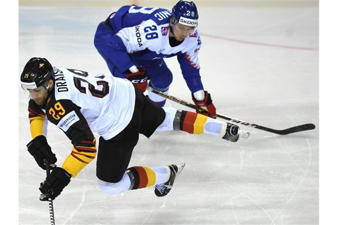 Draisaitl schießt DEB-Team so gut wie ins Viertelfinale DEB-Star Leon Draisaitl (l) beim Duell mit dem Slowaken Marian Studenic. Foto: Monika Skolimowska