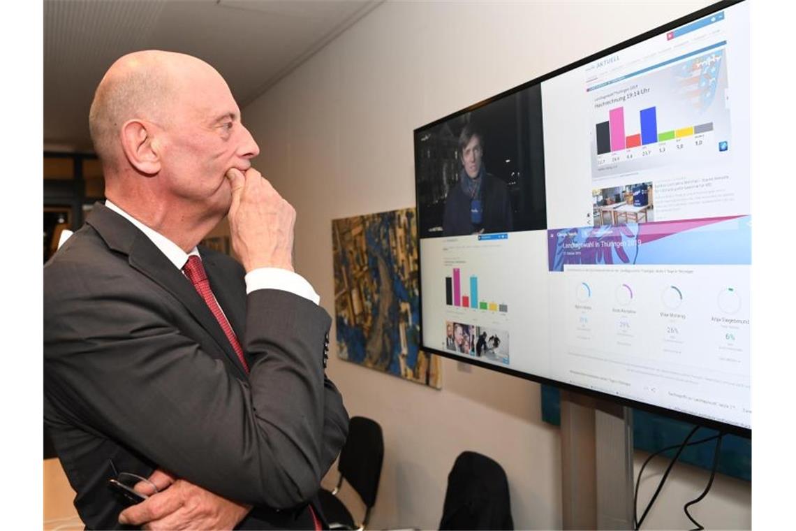 Linke gewinnt Thüringen-Wahl: Keine Regierung in Sicht Debakel: SPD-Spitzenkandidat Wolfgang Tiefensee betrachtet auf einem Monitor das Ergebnis der Landtagswahl. Foto: Robert Michael/dpa-Zentralbild/dpa