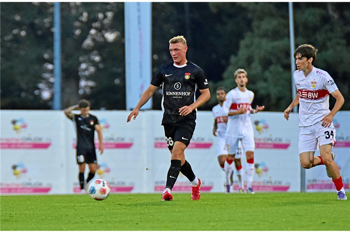 Debüt gegen den VfB Stuttgart: Großaspachs Zugang Luka Janes am Ball.