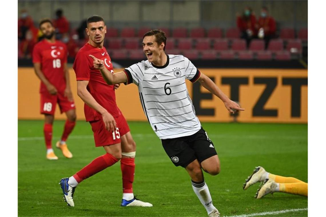 Löw „angefressen“: Dreimal vorn - aber kein Sieg Debütant Florian Neuhaus (M.) traf gleich in seinem ersten Länderspiel und erhöhte wieder auf 2:1. Foto: Federico Gambarini/dpa