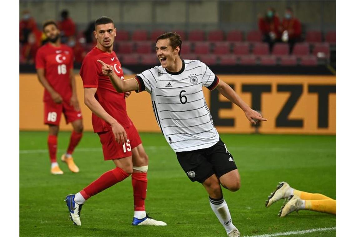 Debütant Florian Neuhaus (M.) traf gleich in seinem ersten Länderspiel und erhöhte wieder auf 2:1. Foto: Federico Gambarini/dpa