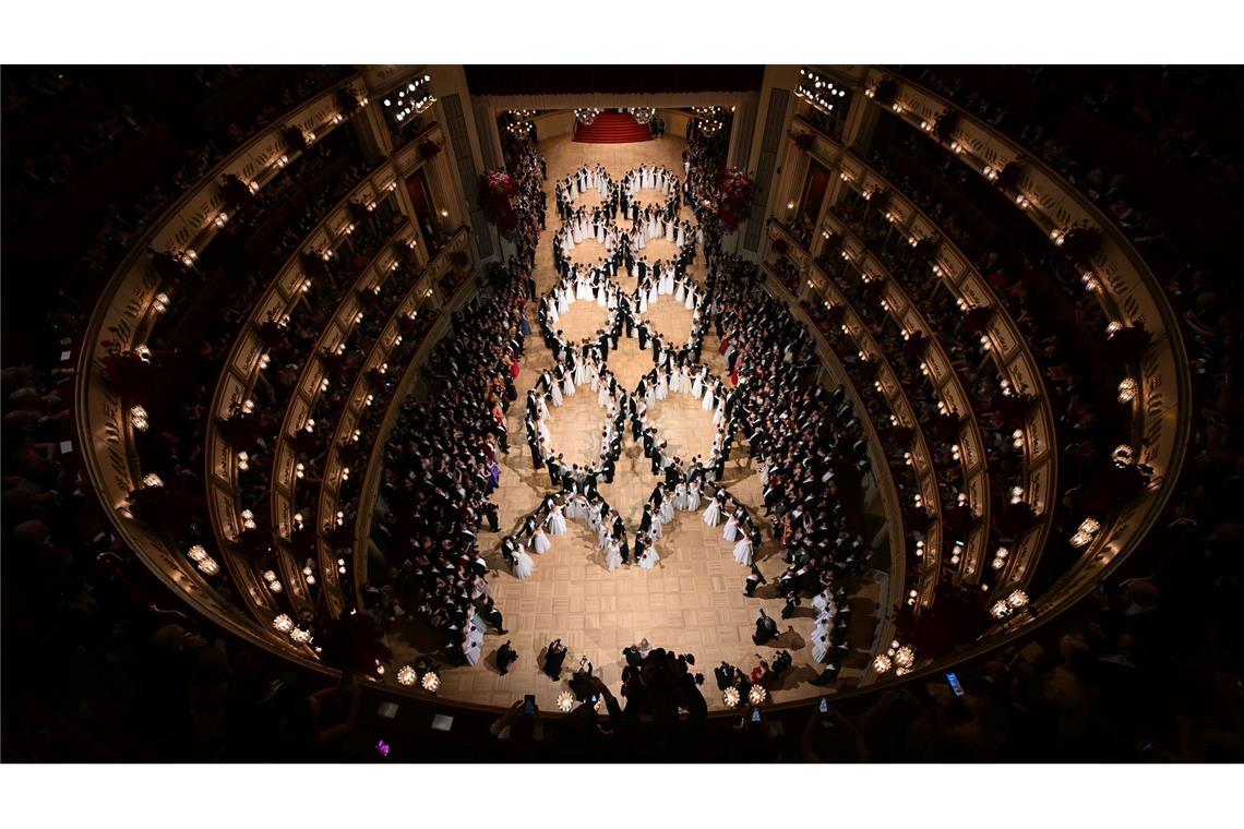 Debütantenpaare betreten den Saal während der Eröffnung des 68. Wiener Opernballs.