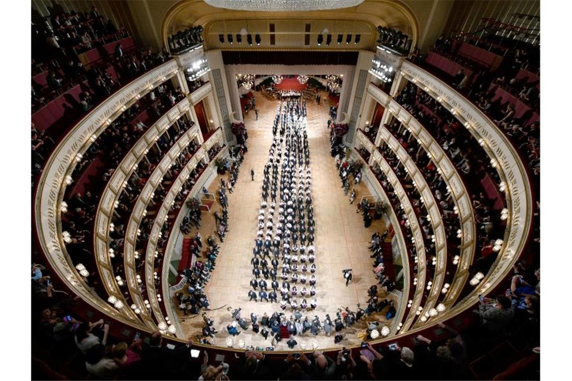 Wiener Opernball wegen Corona erneut abgesagt Debütantenpaare während der Generalprobe für den Opernball 2020 in der Wiener Staatsoper. Foto: Herbert Neubauer/APA/dpa