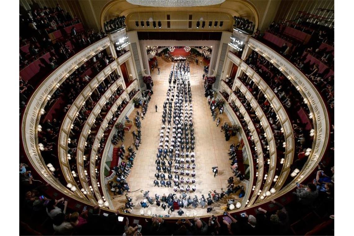 Debütantenpaare während der Generalprobe für den Opernball 2020 in der Wiener Staatsoper. Foto: Herbert Neubauer/APA/dpa