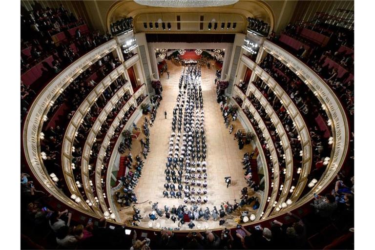 Debütantenpaare während der Generalprobe für den Opernball 2020 in der Wiener Staatsoper. Foto: Herbert Neubauer/APA/dpa