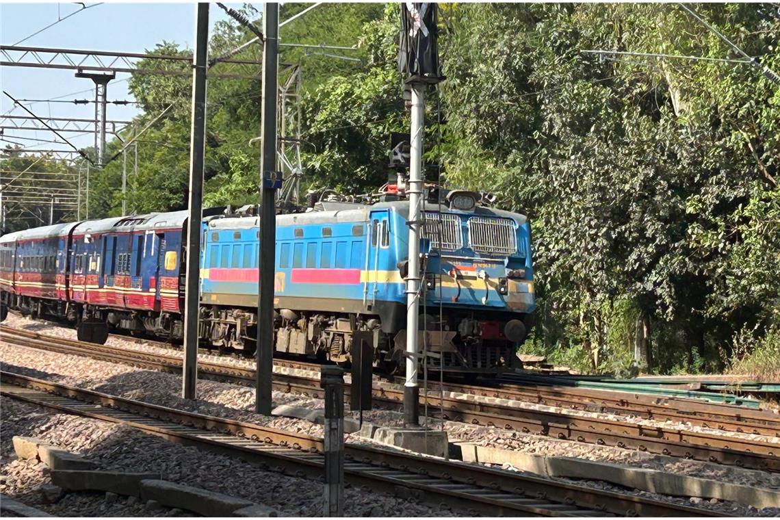 Deccan Odyssey im Süden von Neu-Dehli. Der Luxuszug mit 21 Waggons wird hier auf die nächste Reise vorbereitet.