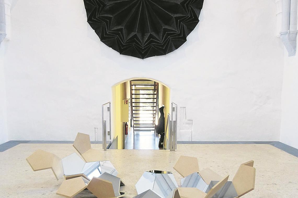 Ein Spiel mit der Architektur „Decke reflektierend“: Arbeit von Alke Reeh im gotischen Chor. Fotos: P. Wolf