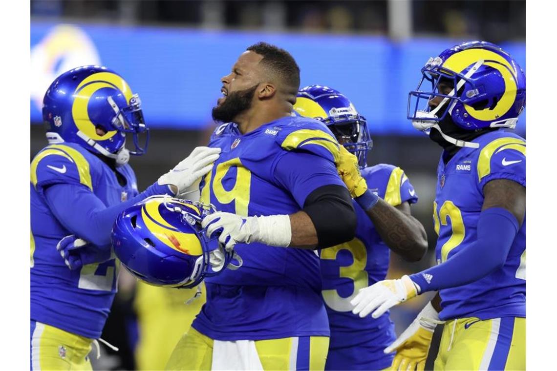 Überraschungsduell im Super Bowl: Cincinnati gegen Rams Defensive End Aaron Donald (M) von den Los Angeles Rams feiert mit seinen Teamkollegen. Foto: Jed Jacobsohn/AP/dpa